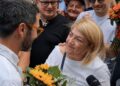 Il candidato Bello dona un mazzo di fiori alla neo sindaca De Gaio a Castrovillari