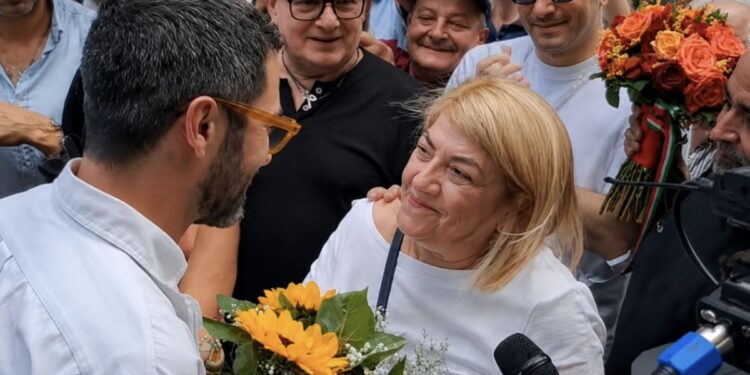 Il candidato Bello dona un mazzo di fiori alla neo sindaca De Gaio a Castrovillari