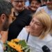 Il candidato Bello dona un mazzo di fiori alla neo sindaca De Gaio a Castrovillari