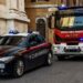 Una pattuglia dei carabinieri e un camion dei vigili del fuoco