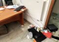 Gli arredi e i computer danneggiati nel corso di una rissa nel Comune di Vibo Valentia