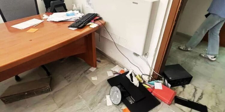 Gli arredi e i computer danneggiati nel corso di una rissa nel Comune di Vibo Valentia