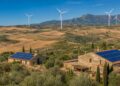 Energie rinnovabili con le pale eoliche e i pannelli solari