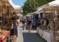 Un mercato con alcune bancarelle di artigianato