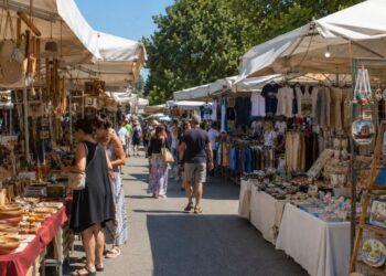 Un mercato con alcune bancarelle di artigianato