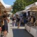 Un mercato con alcune bancarelle di artigianato