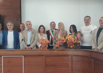 A Ricadi foto di gruppo per maggioranza e opposizione nel corso del primo consiglio comunale dell'era Locale