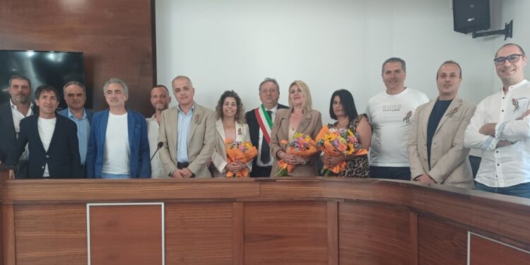 A Ricadi foto di gruppo per maggioranza e opposizione nel corso del primo consiglio comunale dell'era Locale