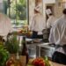 Una scuola di cucina con aspiranti chef e cuochi intenti ad eseguire delle preparazioni, dei piatti