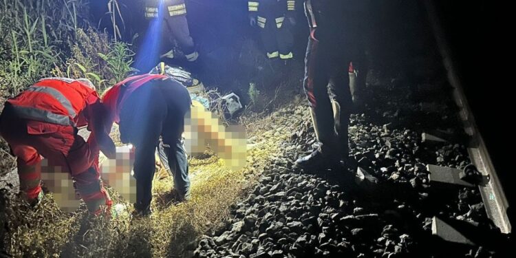 I soccorsi intervenuti a Lamezia dopo che un giovane è stato travolto da un treno