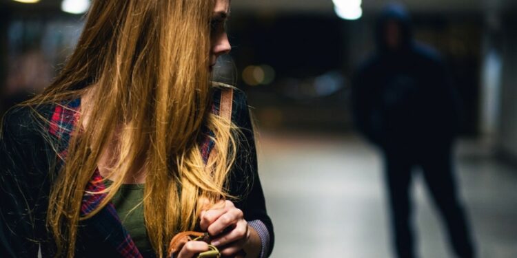 Una ragazza seguita da un uomo, stalking