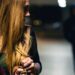 Una ragazza seguita da un uomo, stalking