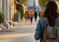 Una giovane studentessa di spalle con lo zaino
