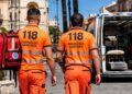 Gli infermieri del 118 durante l'estate e sullo sfondo un'ambulanza
