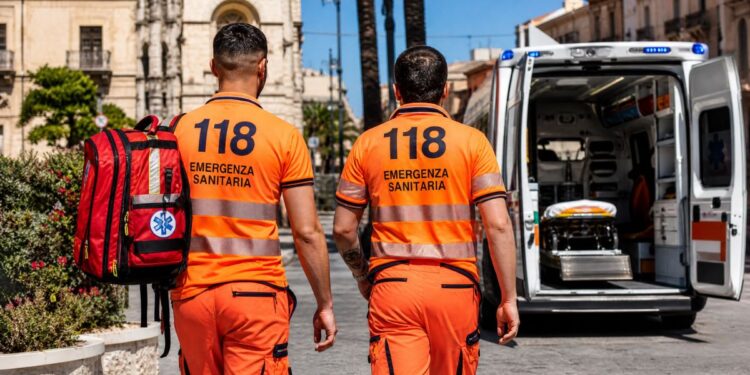 Gli infermieri del 118 durante l'estate e sullo sfondo un'ambulanza