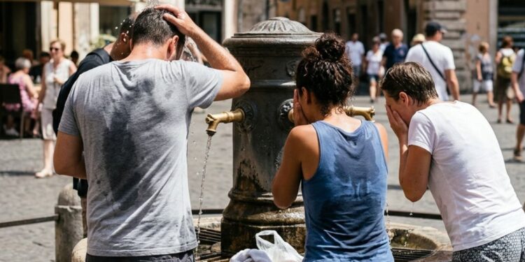 Persone che cercano refrigerio per affrontare il caldo estremo in estate