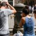 Persone che cercano refrigerio per affrontare il caldo estremo in estate