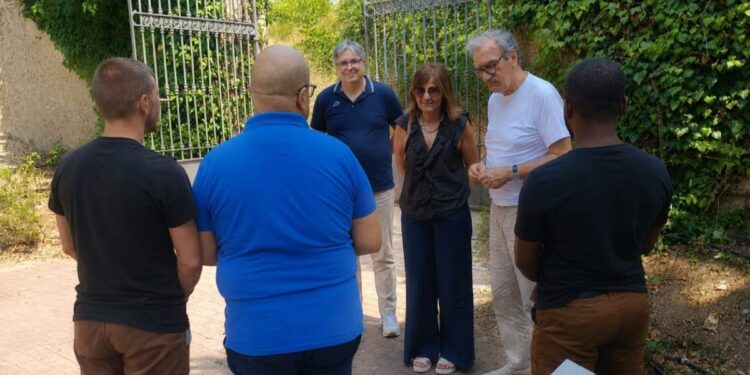 I detenuti che si occuperanno della manutenzione di Villa Gagliardi insieme al sindaco Enzo Romeo