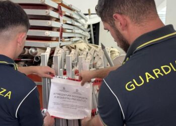 Il sequestro degli ombrelloni e dei lettini a Ricadi da parte della Guardia di finanza