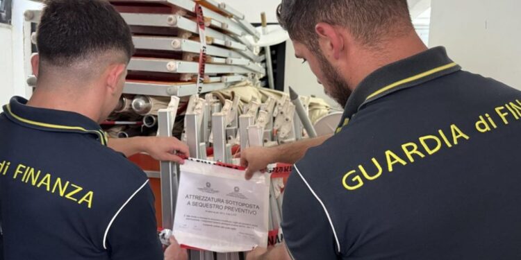 Il sequestro degli ombrelloni e dei lettini a Ricadi da parte della Guardia di finanza