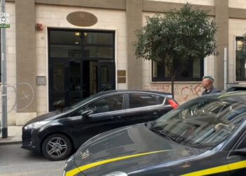 La Guardia di finanza davanti alla sede della Corte dei Conti in Calabria