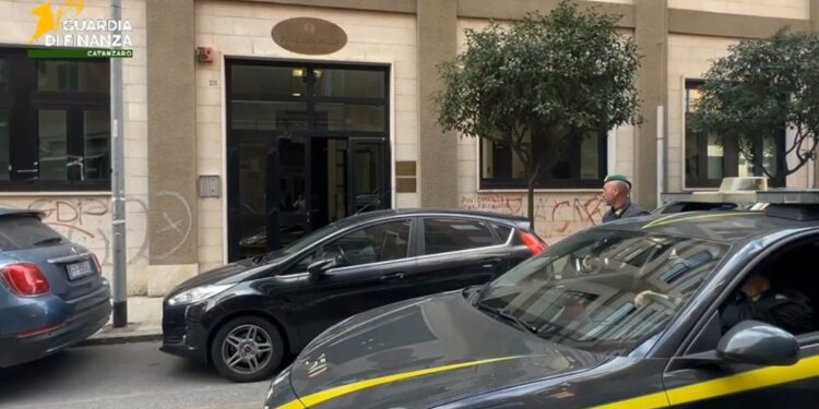La Guardia di finanza davanti alla sede della Corte dei Conti in Calabria