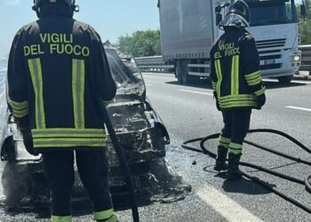 Auto a fuoco sull'autostrada A2 a Lamezia, in Calabria