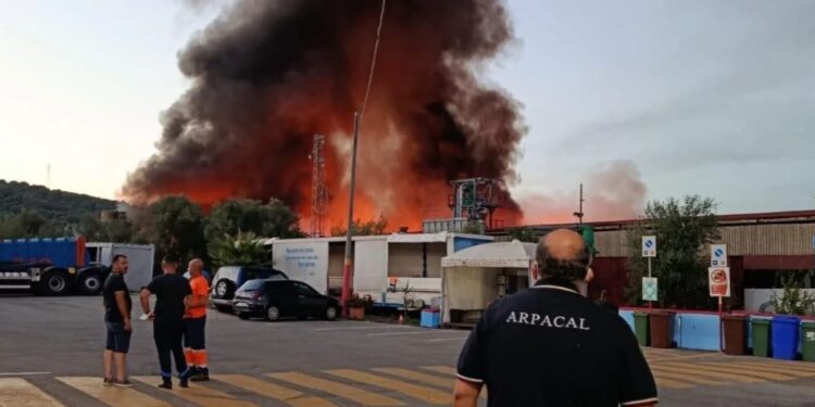 L'incendio sviluppatosi a Palmi
