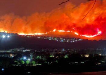 Il vasto incendio che ha interessato Squillace in Calabria
