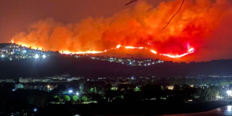 Il vasto incendio che ha interessato Squillace in Calabria