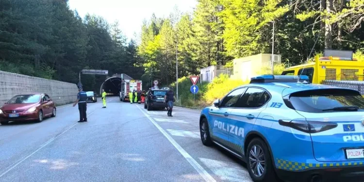 Incidente sulla Statale 107, auto fuori strada: un morto e un ferito nel Cosentino