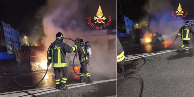 L'auto avvolta dalle fiamme dopo l'incidente a Catanzaro
