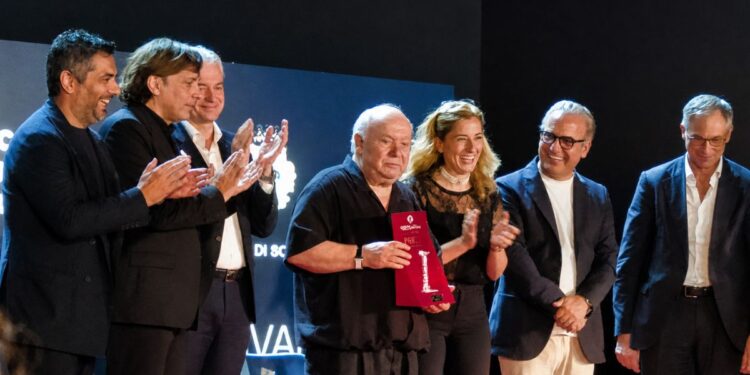 Lino Banfi sul palco del Magna Graecia Film Festival a Soverato, in Calabria