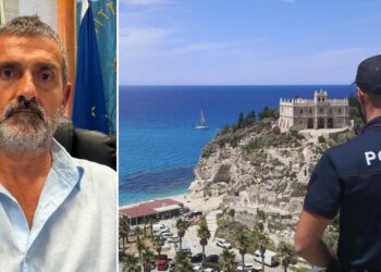Giovanni Macrì, sindaco di Tropea, e un agente di polizia mentre guarda Santa Maria dell'Isola dall'affaccio