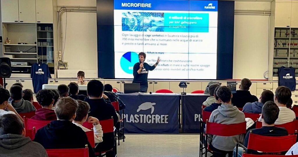 Uno degli incontri organizzato da Plastic Free nelle scuole in Calabria