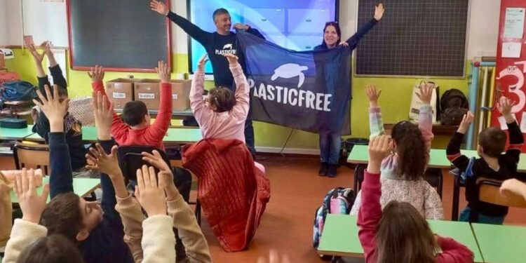 Uno degli incontri organizzato da Plastic Free nelle scuole in Calabria