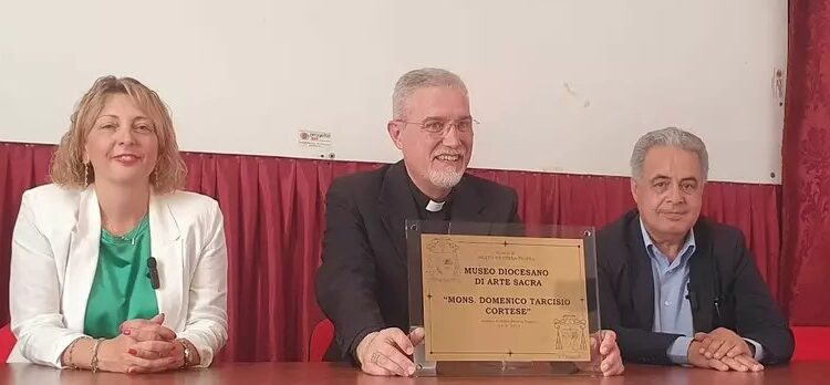 L'archeologa Mariangela Preta, il vescovo Attilio Nostro e il sindaco Giuseppe Marasco