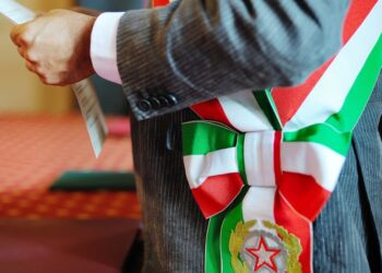 Un sindaco con la fascia tricolore