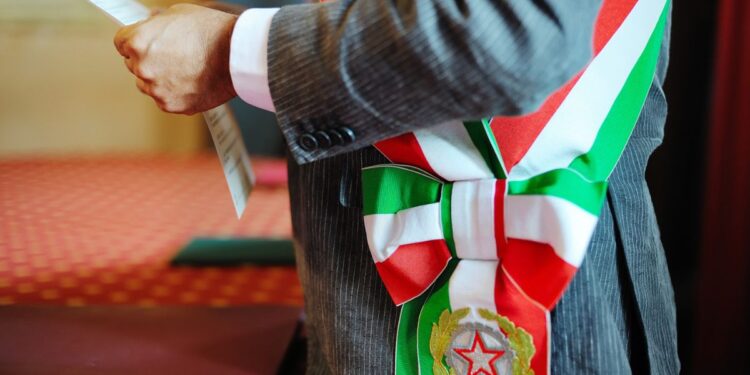 Un sindaco con la fascia tricolore
