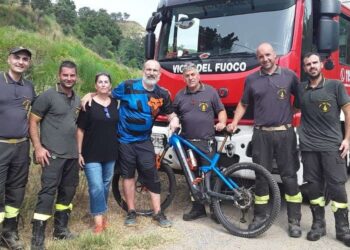 biker salvato dai vigili del fuoco