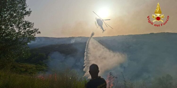 I vigili del fuoco impegnati nello spegnimento degli incendi nel vibonese