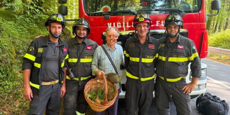 I vigili del fuoco insieme all'anziano disperso a Serra San Bruno mentre raccoglieva funghi
