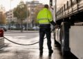 Un autotrasportatore fa rifornimento di benzina al proprio camion