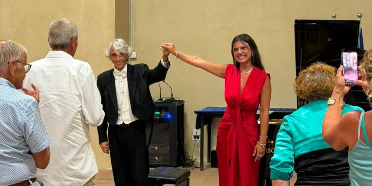 Il maestro Emilio Aversano durante un evento nell'ambito di Armonie della Magna Graecia a Tropea