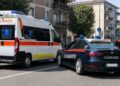 Una pattuglia dei carabinieri e un'ambulanza del 118
