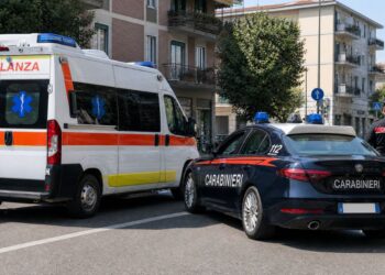 Una pattuglia dei carabinieri e un'ambulanza del 118