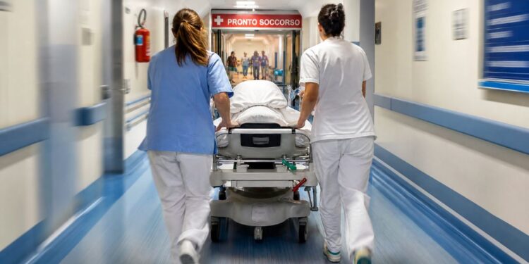 Alcuni infermieri trasportano una barella in pronto soccorso
