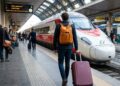 Una persona in partenza in stazione