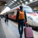 Una persona in partenza in stazione