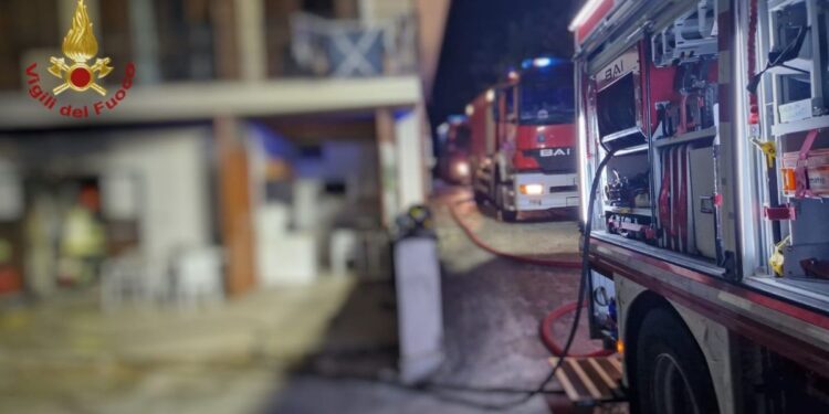 I vigili del fuoco sul luogo dell'esplosione al B&B di Mileto, nel Vibonese